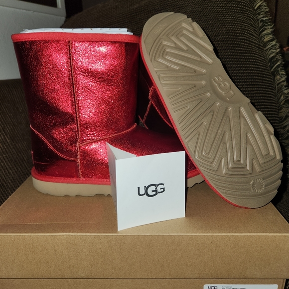 Red uggs - Picture 2 of 3